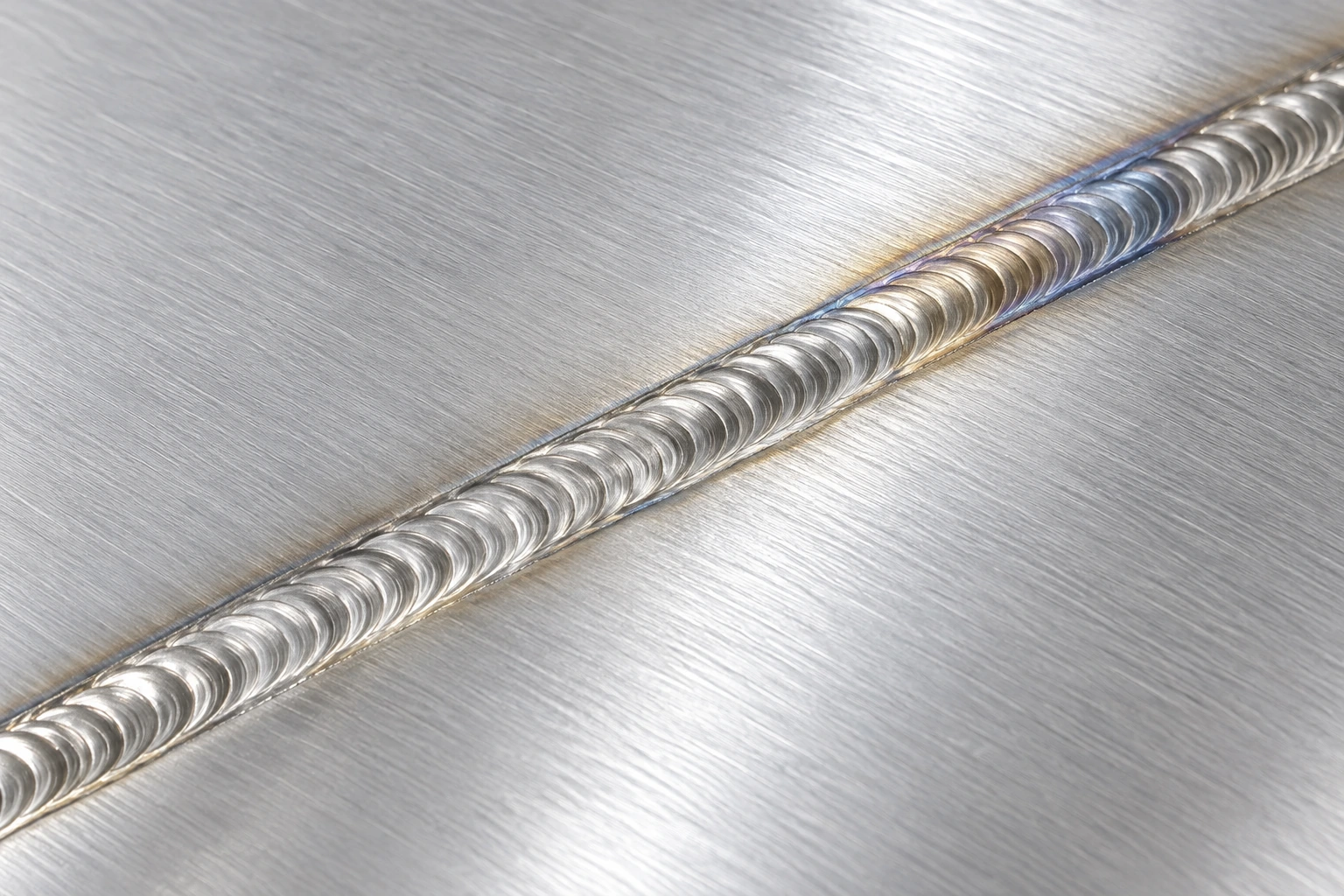 Крупный план сварного шва на нержавеющей стали